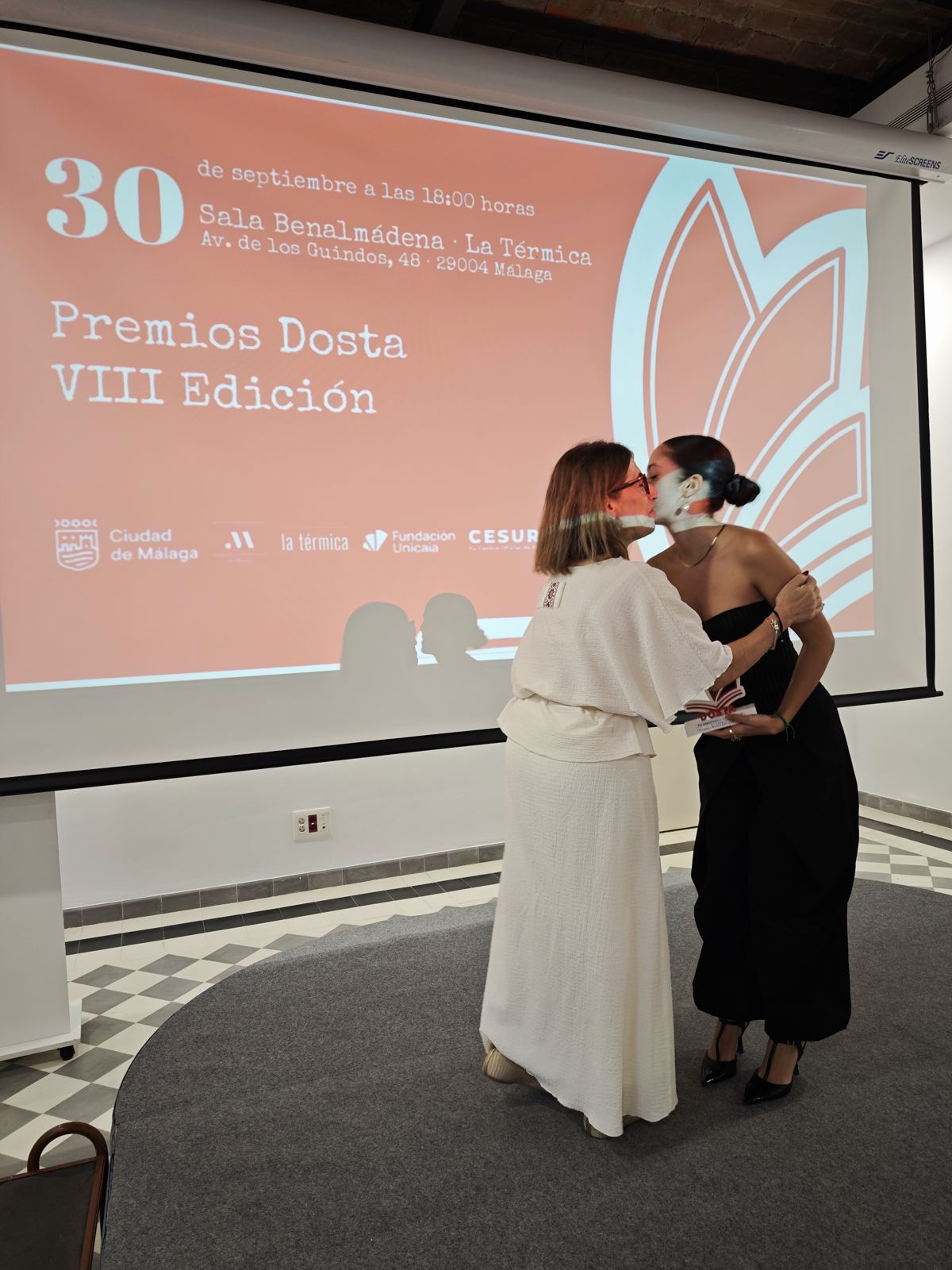 Abrazo en el escenario de los VIII Premios Dosta