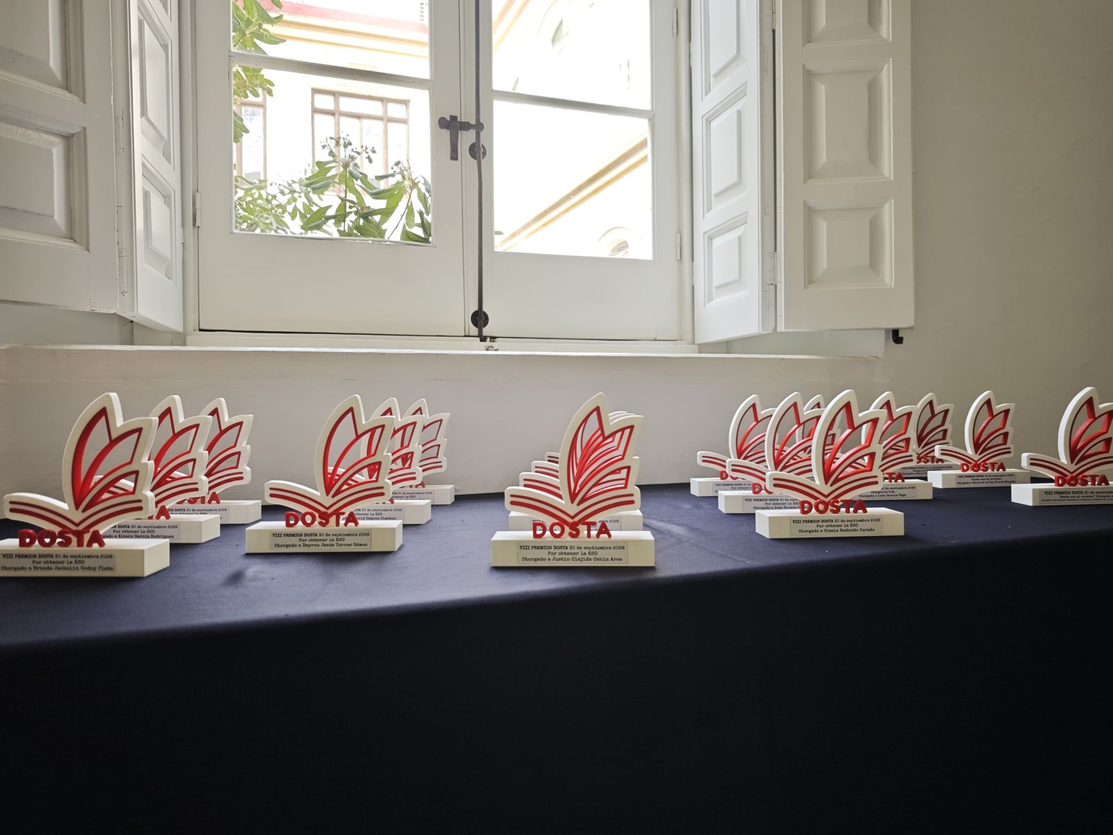 Los trofeos de los Premios Dosta preparados sobre la mesa